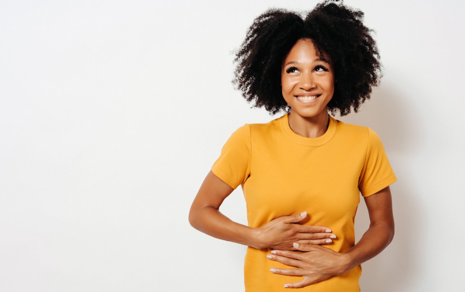 Kvinna med händerna på magen