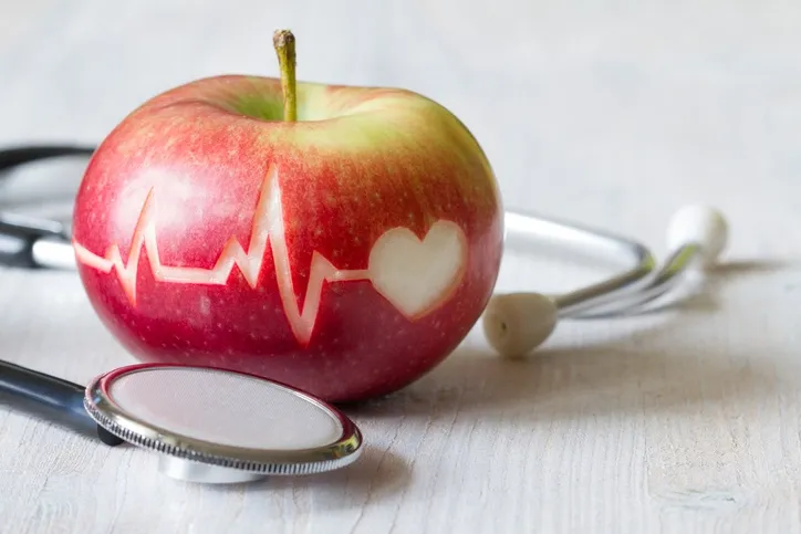 ple med en hjärtlinje (EKG) och ett stetoskop, symbol för hälsosam kost och hjärthälsa.