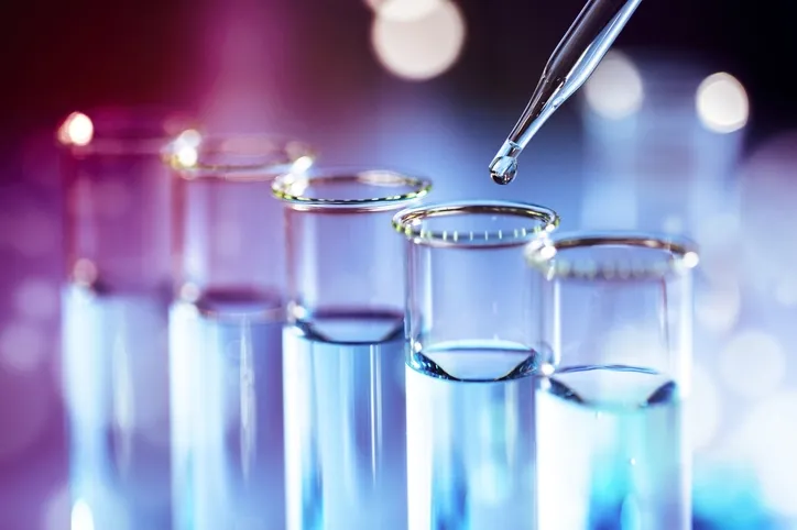 Laboratorieglas med provrör, pipett och kolv.