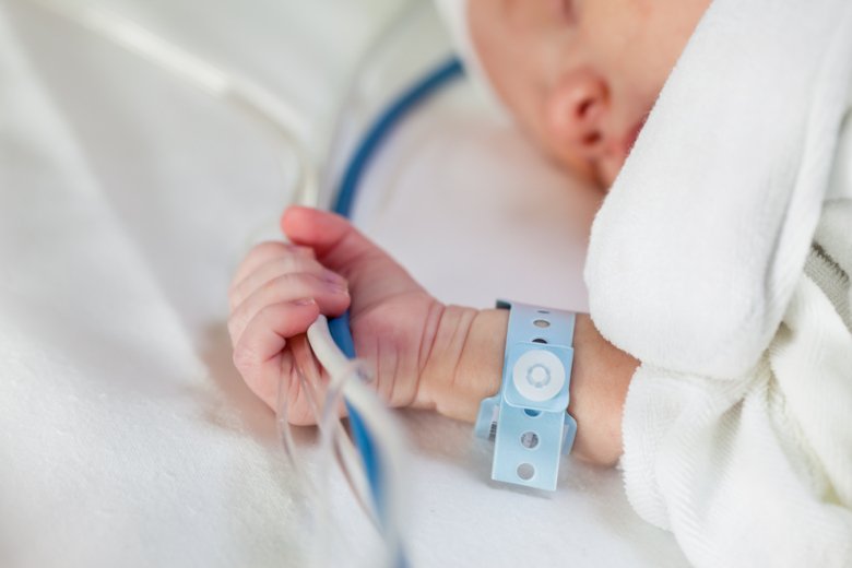 Nyfödd i sjukhussäng