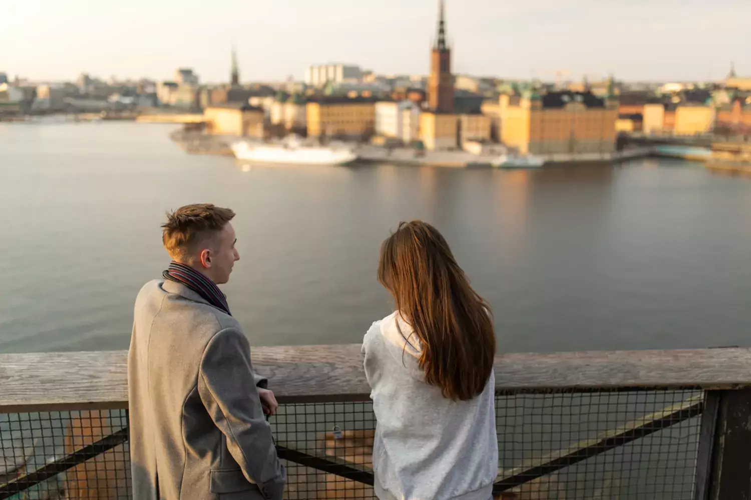 Två unga personer i Stockholm