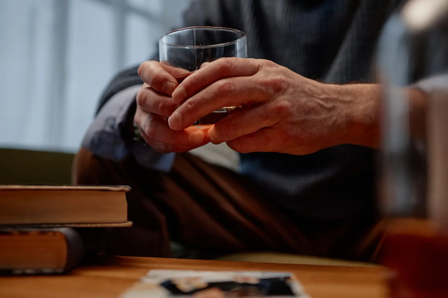 Händer håller i ett glas