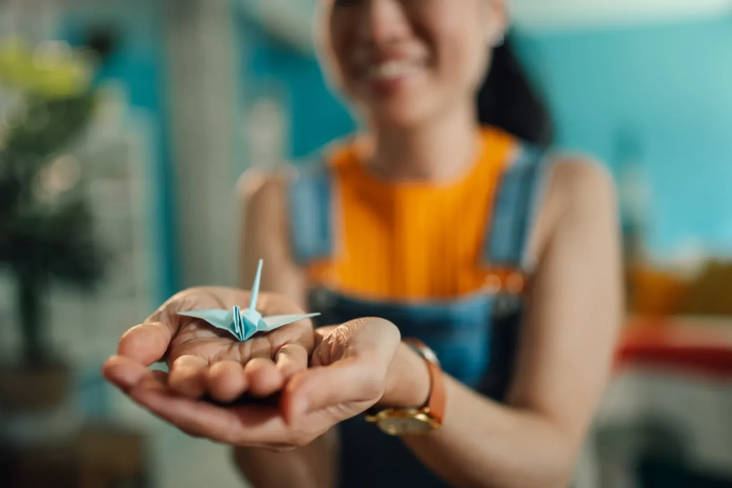 Tjej som håller vikt papper i handen.