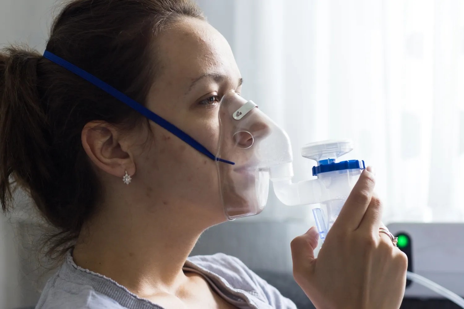 Person som får andningshjälp vid astmaatack