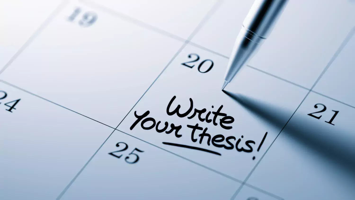 En anteckning i en bordkalender som det står "skriv din avhandling" på