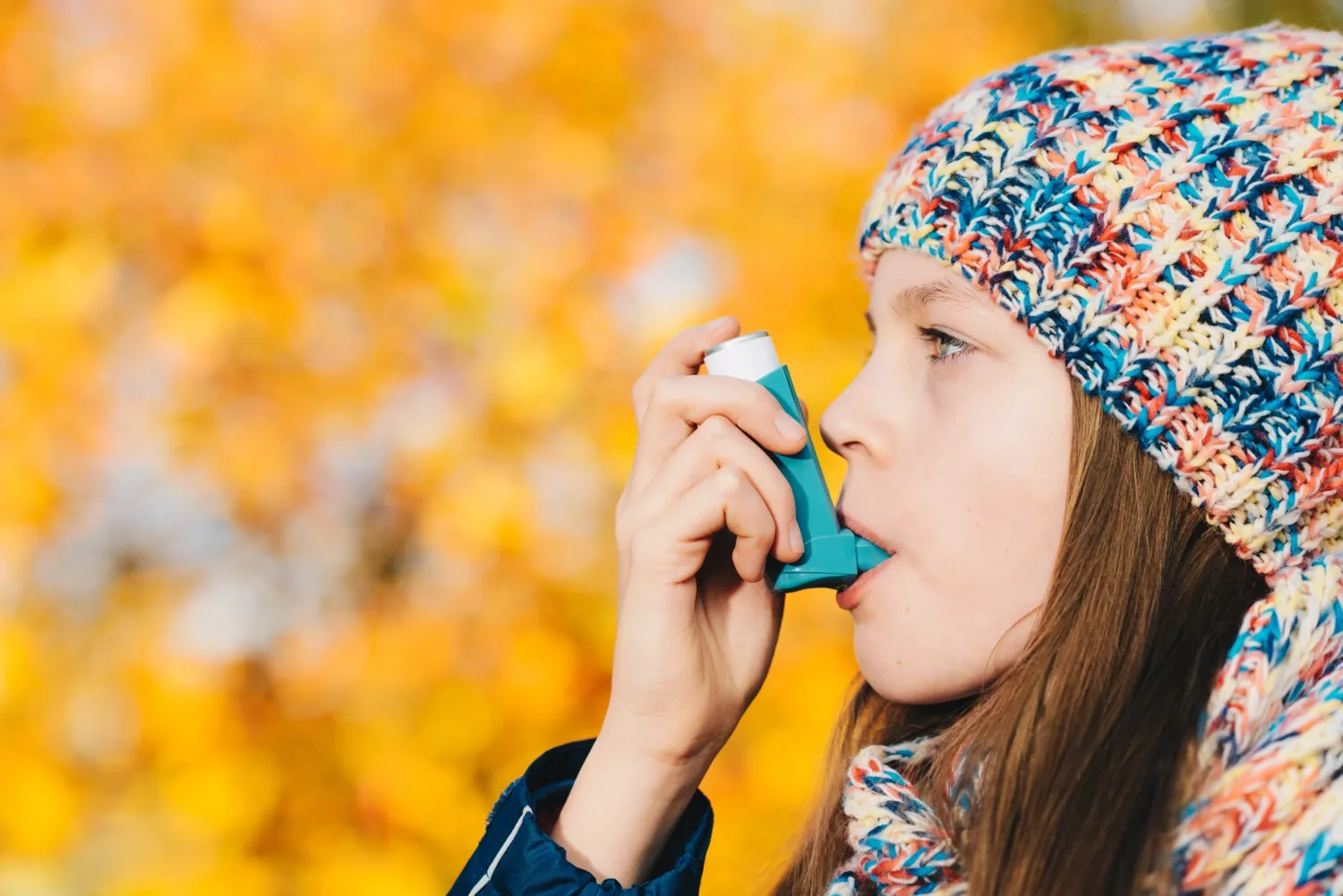 Flicka med inhalator utomhus