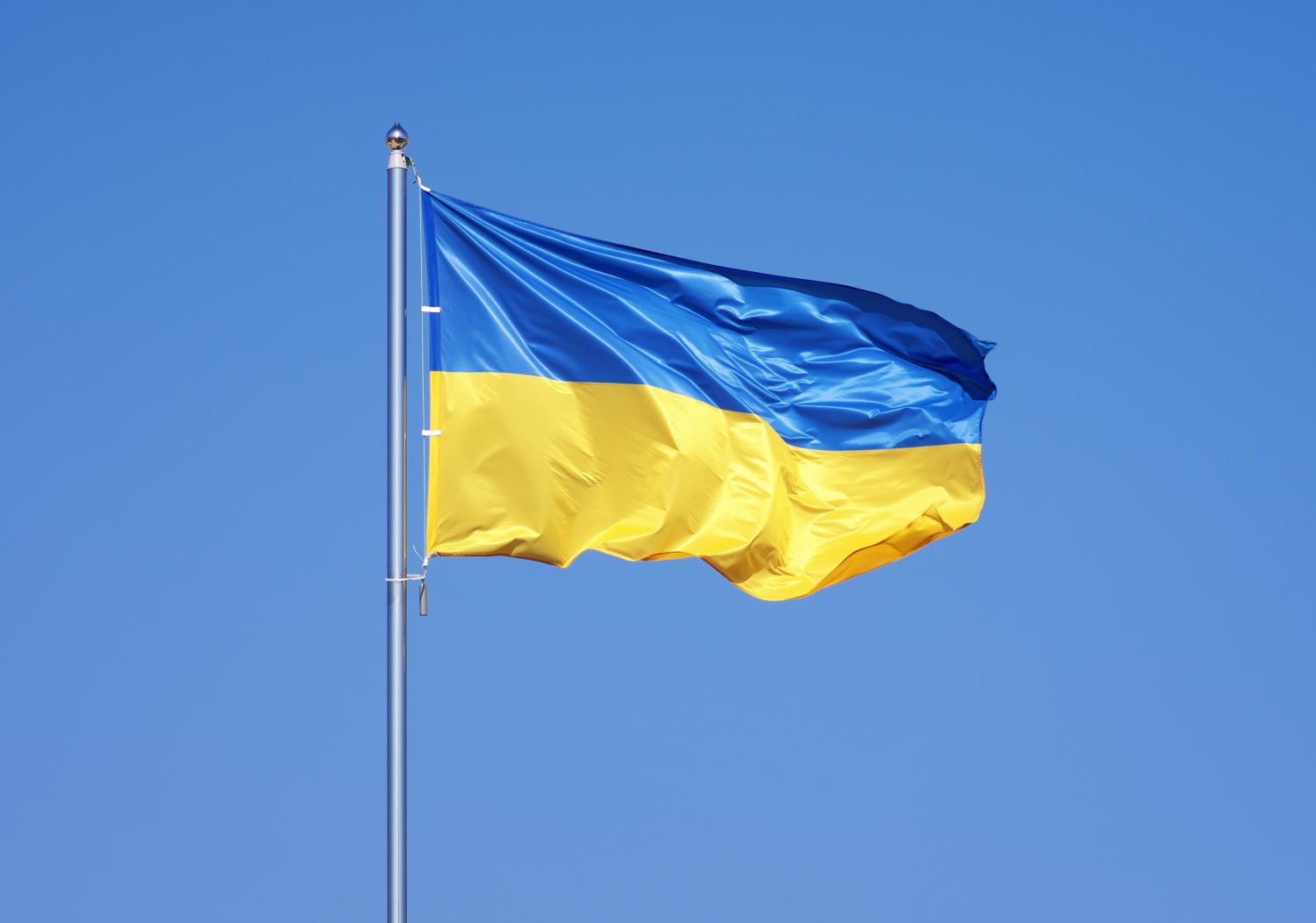 Ukrainas flagga mot en blå himmel.