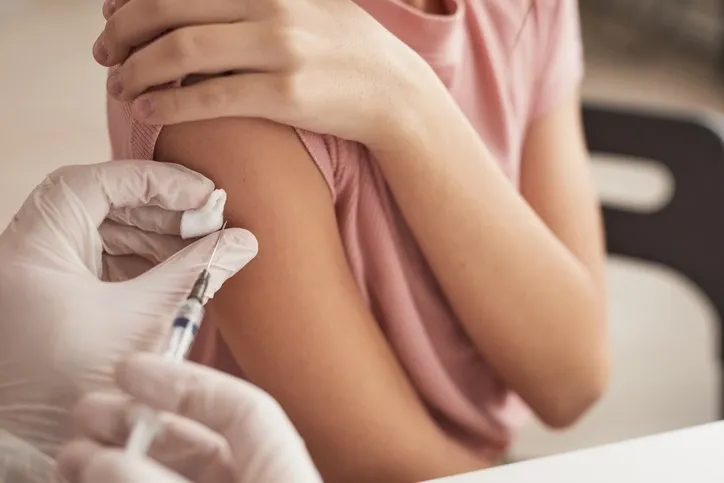 Flicka som blir vaccinerad