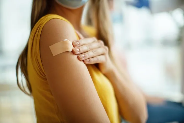 Kvinna som precis blivit vaccinerad. Foto: Getty Images