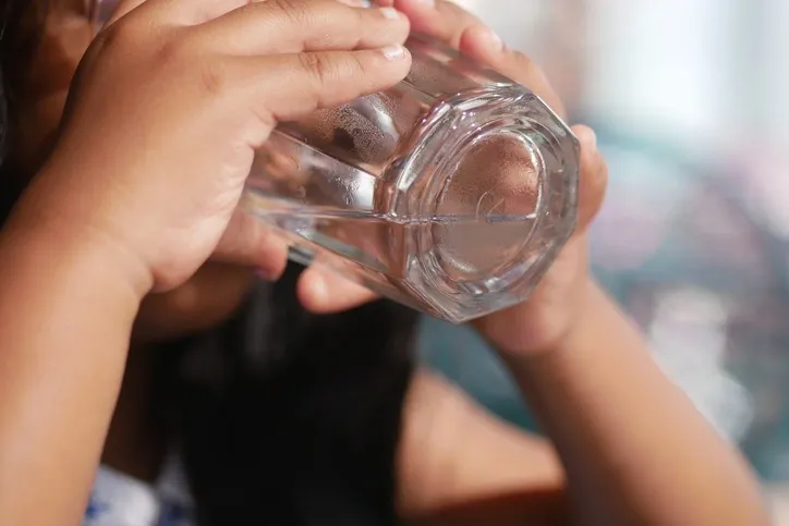 Ett litet barn som dricker vatten. Foto: Getty Images