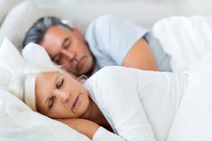 Par som ligger i sängen och sover