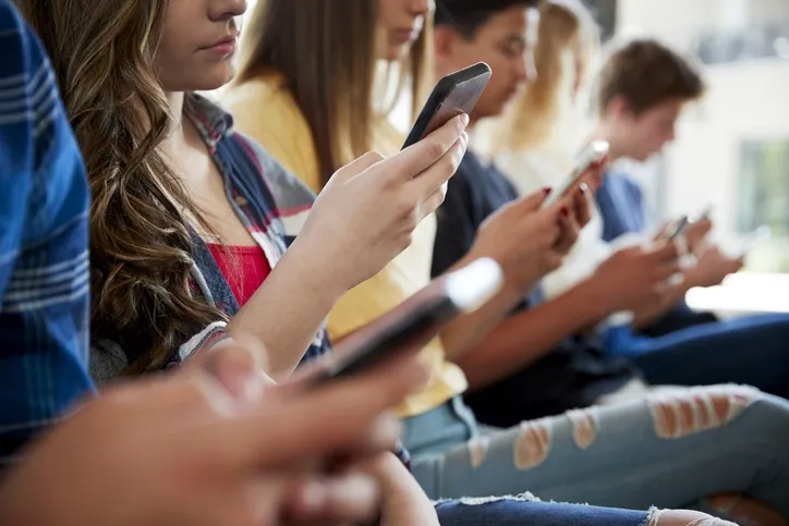 Ungdomar som tittar på sina mobiler
