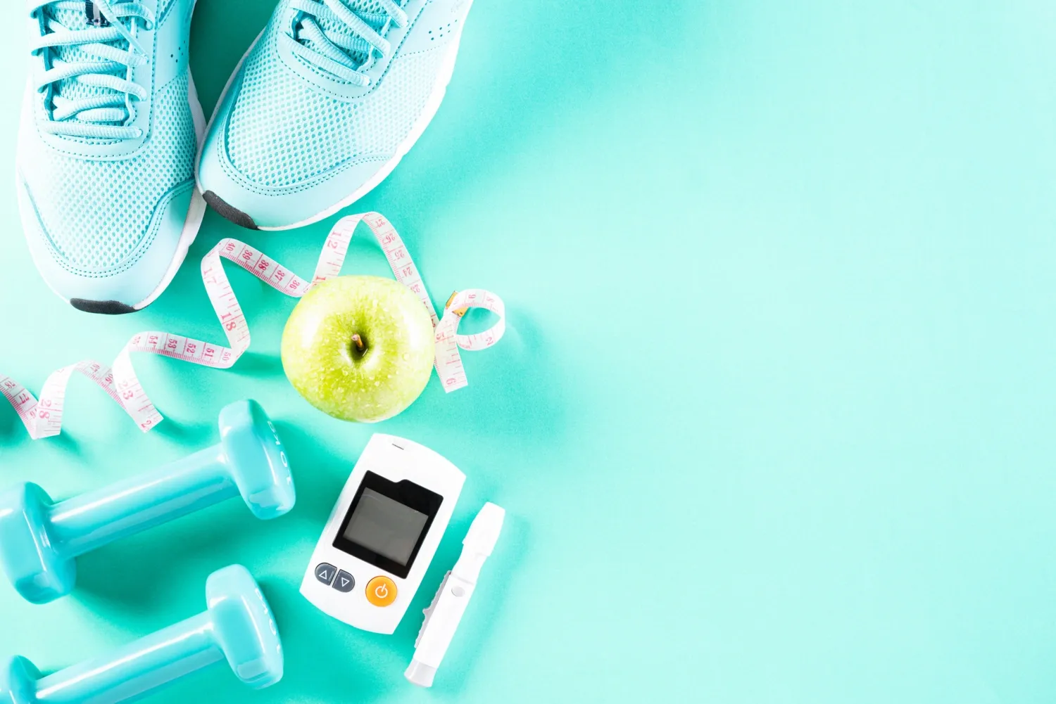 Hälsosam livsstil, mat och sport koncept. Topvy över diabetestestare.