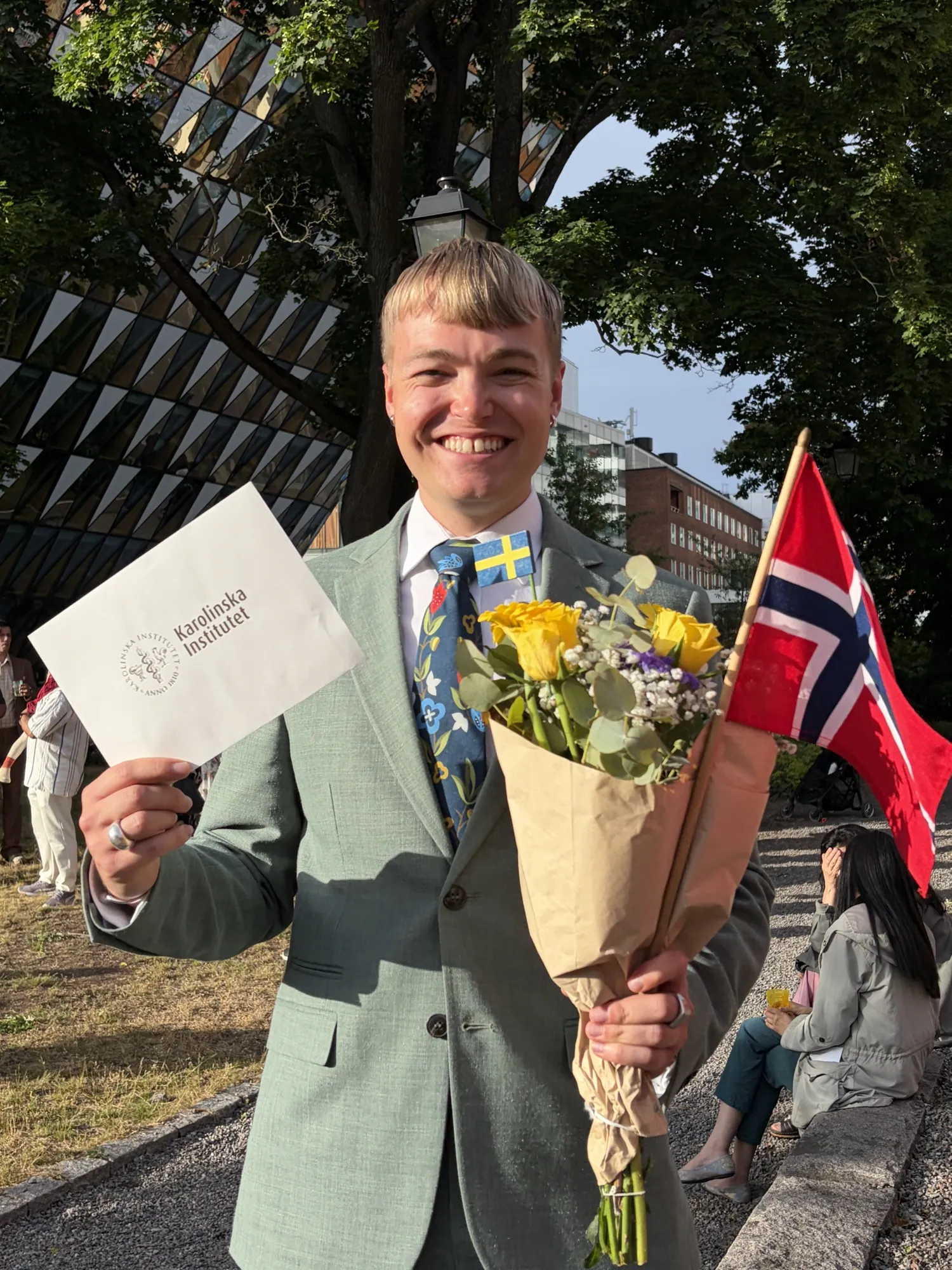 Gottfrid Rehnman utanför Aula Medica på examensdagen.