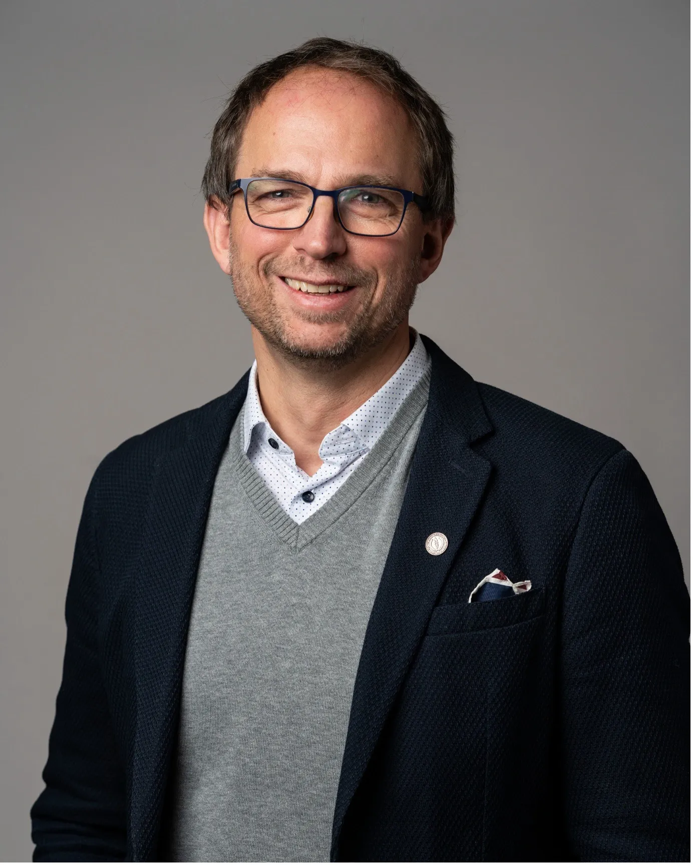 en man i glasögon och kostym