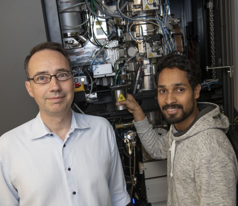 Forskarna Martin Hällberg och Hrishikesh Das framför ett kryoelektronmikroskop vid KI:s 3D-EM-facilitet. Foto: Ulf Sirborn