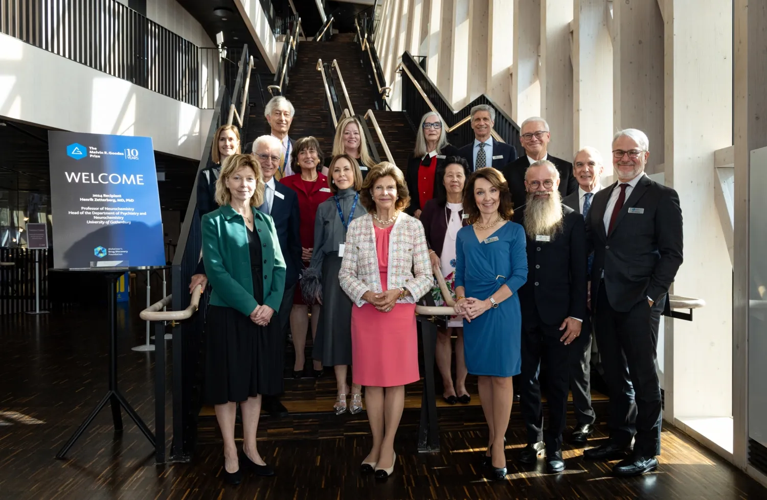 Gruppbild i Aula Medicas trappa med Rektor Annika Östman Wernerson, Hennes Majestät drottning Silvia och professor Miia Kivipelto samt övriga prismottagare av Goodes pris med flera.