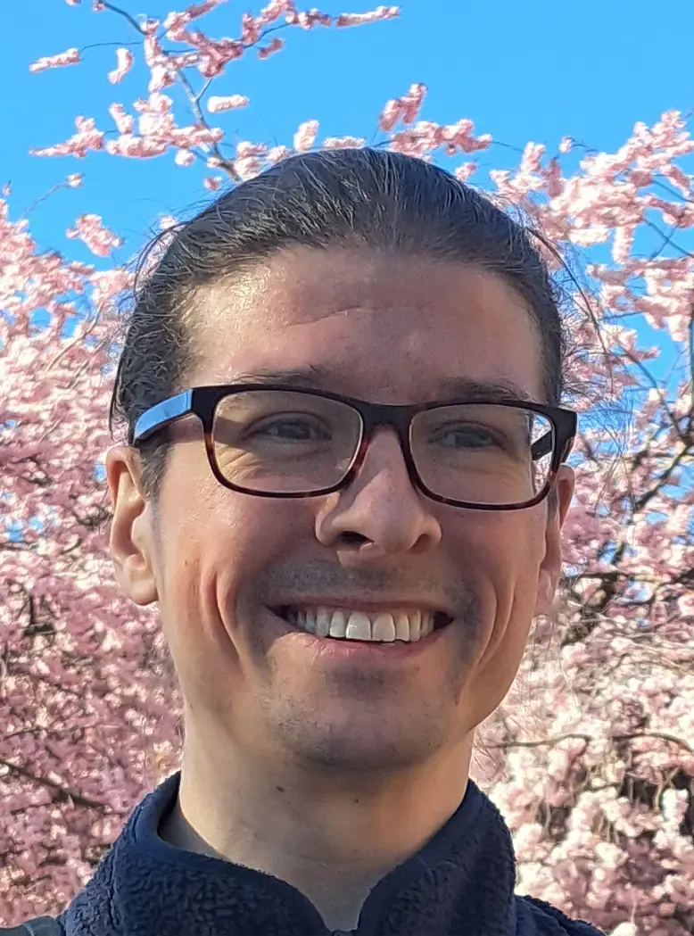 en man bland körsbärsblom