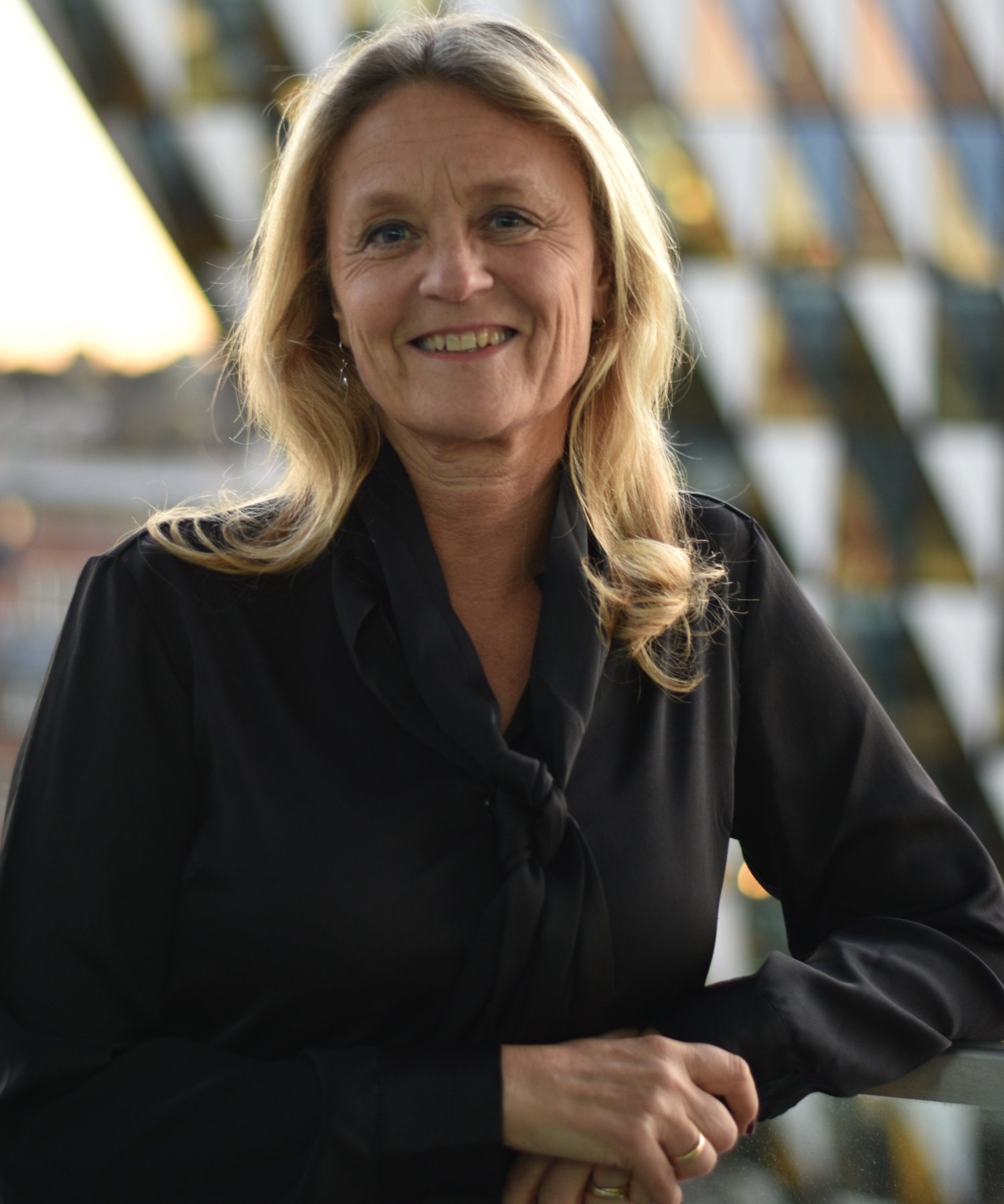 Porträtt av Helena Karlström, avdelningen för neurogeriatrik, NVS, utanför Aula Medica.