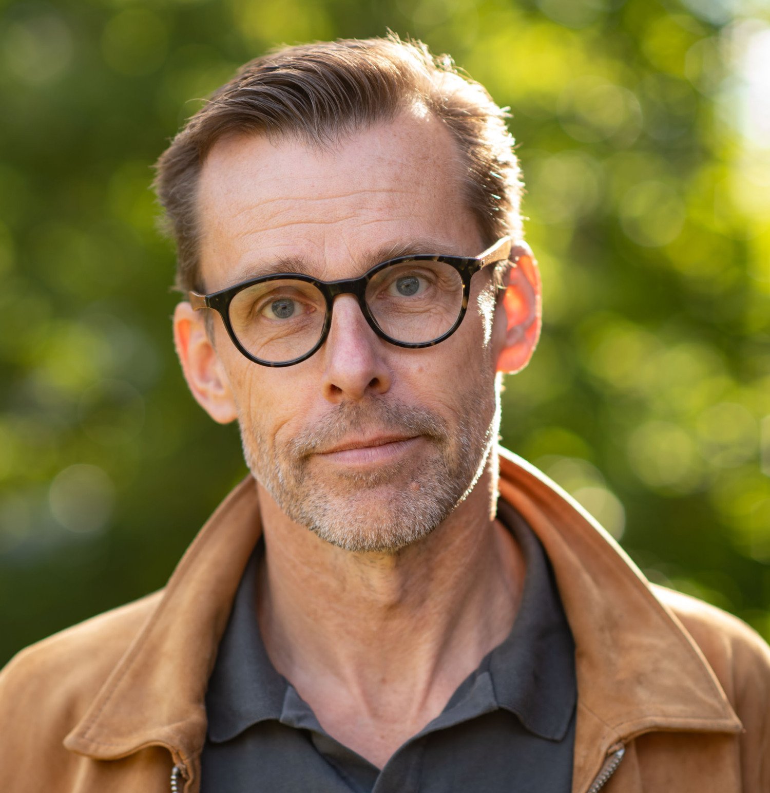 Porträtt av man utomhus.