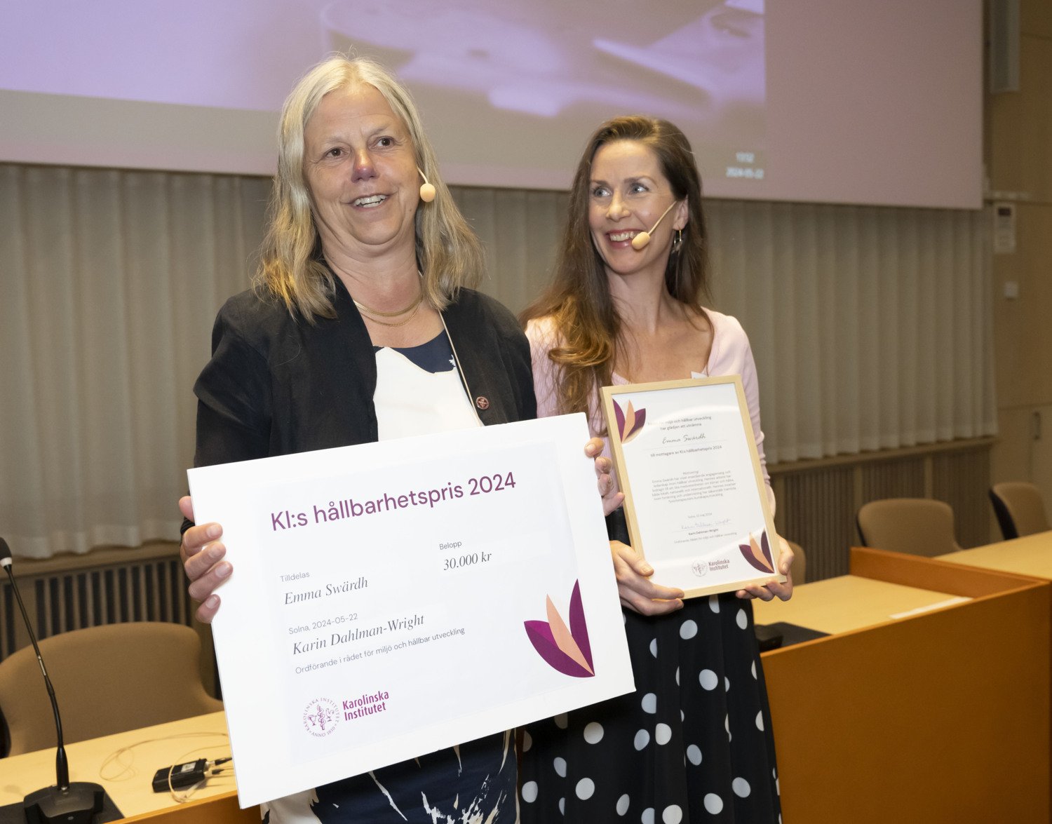 Kerstin Dahlman-Wright delade ut årets hållbarhetspris till Emma Swärdh under KI:s hållbarhetsdag den 22 maj.