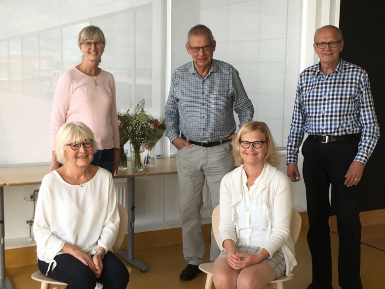 Lena ”Hullan" Holmbergs avtackning 8 september 2020. Längst bak från vänster: Maria Ankarcrona, Bengt Winblad, Åke Seiger. Längst fram från vänster: Lena ”Hullan" Holmberg och Maria Eriksdotter.