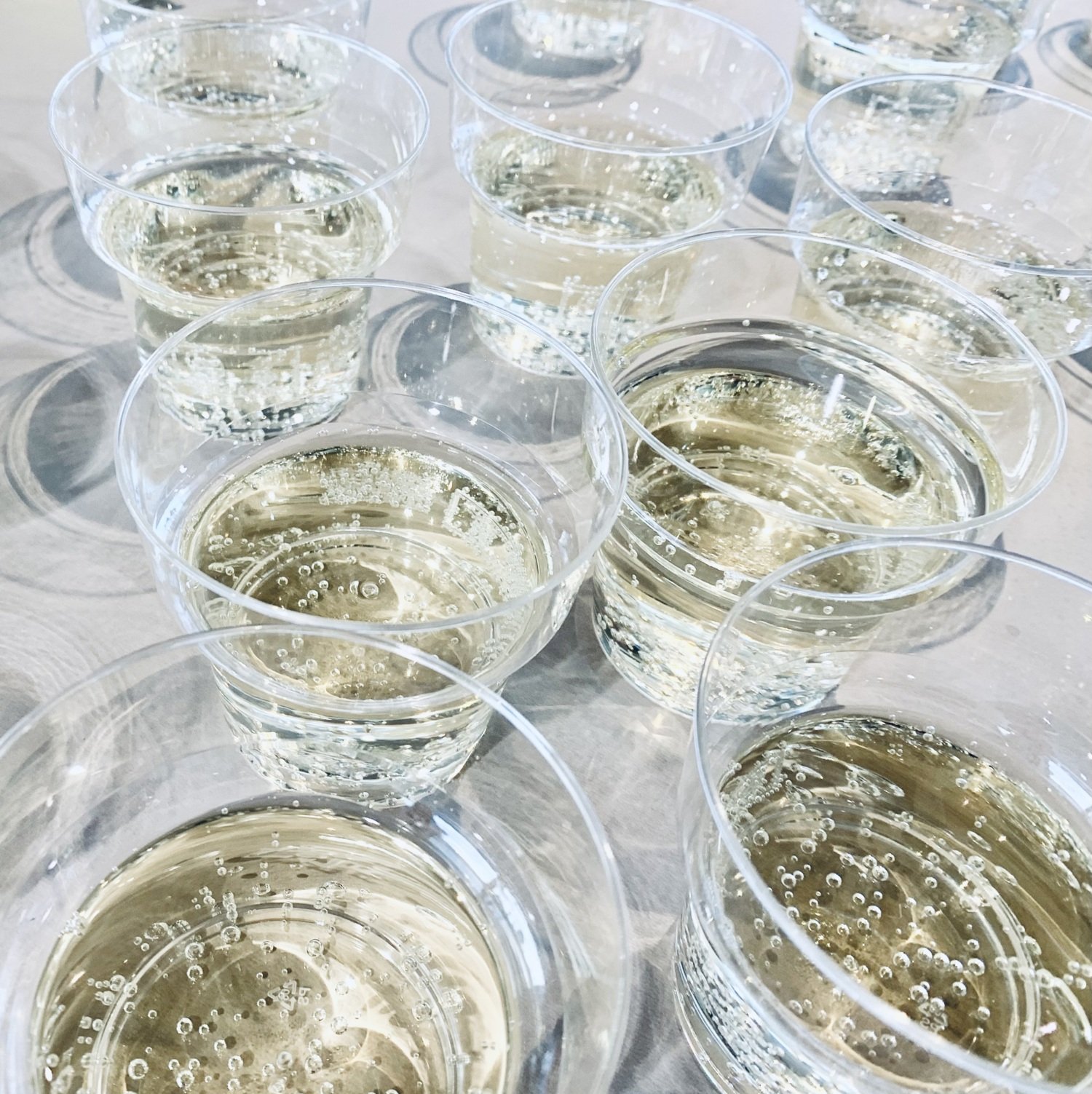 Cider som bubblar i många glas.