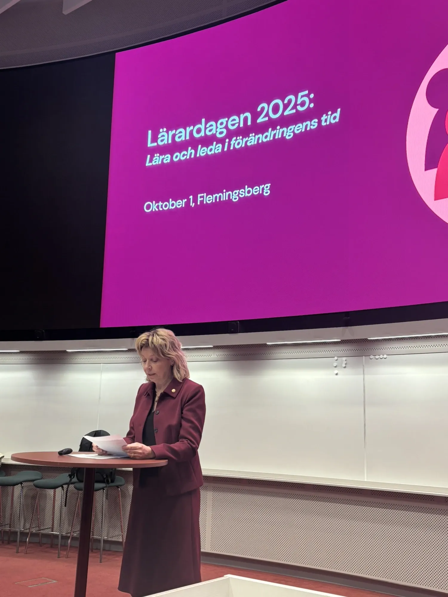 Rektor Annika Östman Wernerson framför skärm med texten Lärardagen.