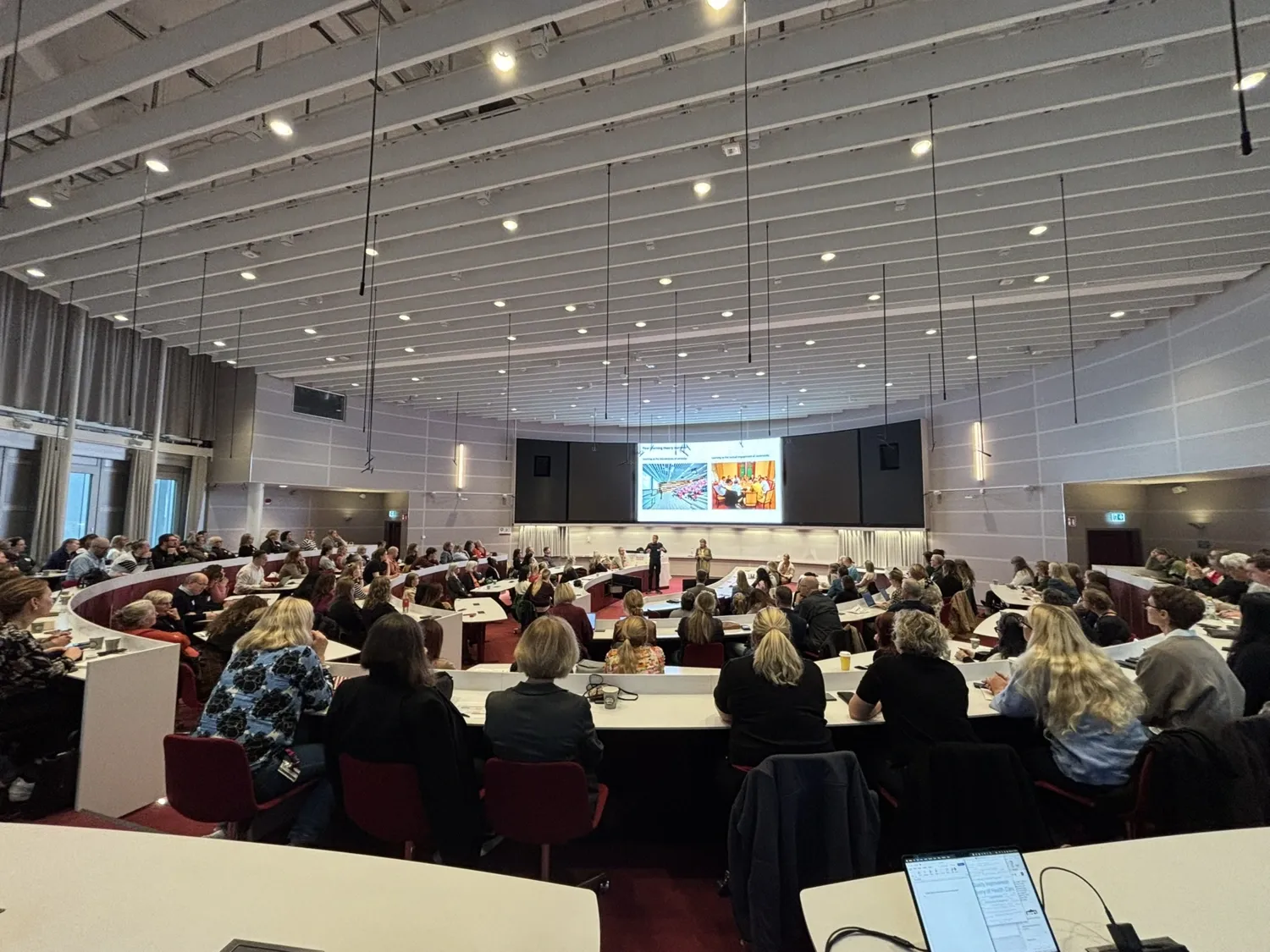 Fylld sal men bild tagen bakifrån.