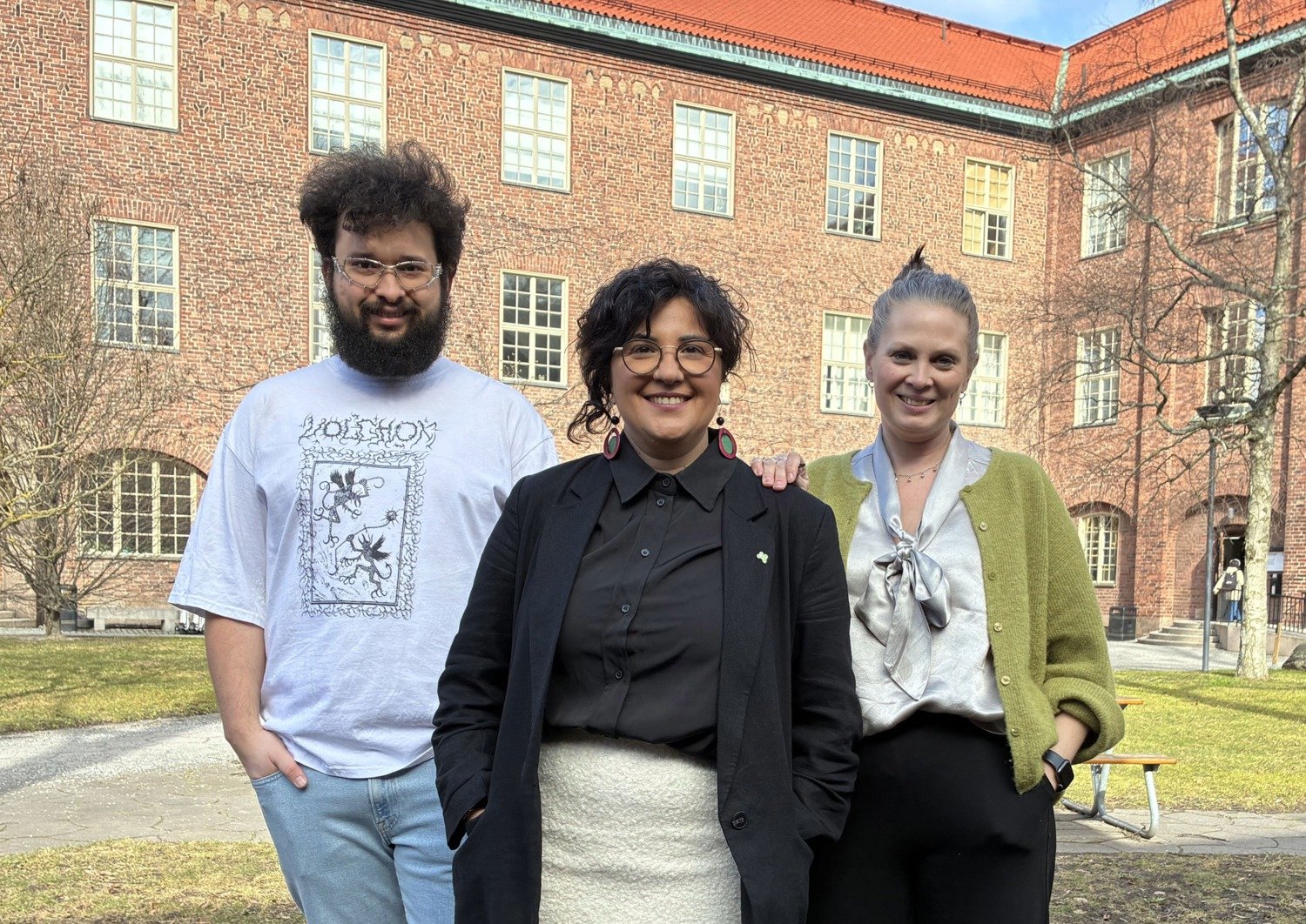 Artemy Zhigulev MedS, Pelin Sahlén KTH, Hanna Blörck MedS står framför byggnaden på KTH.