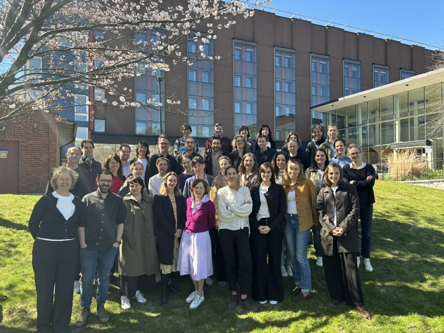 Gruppbild på alla kursdeltagare ute på gäset i solen.