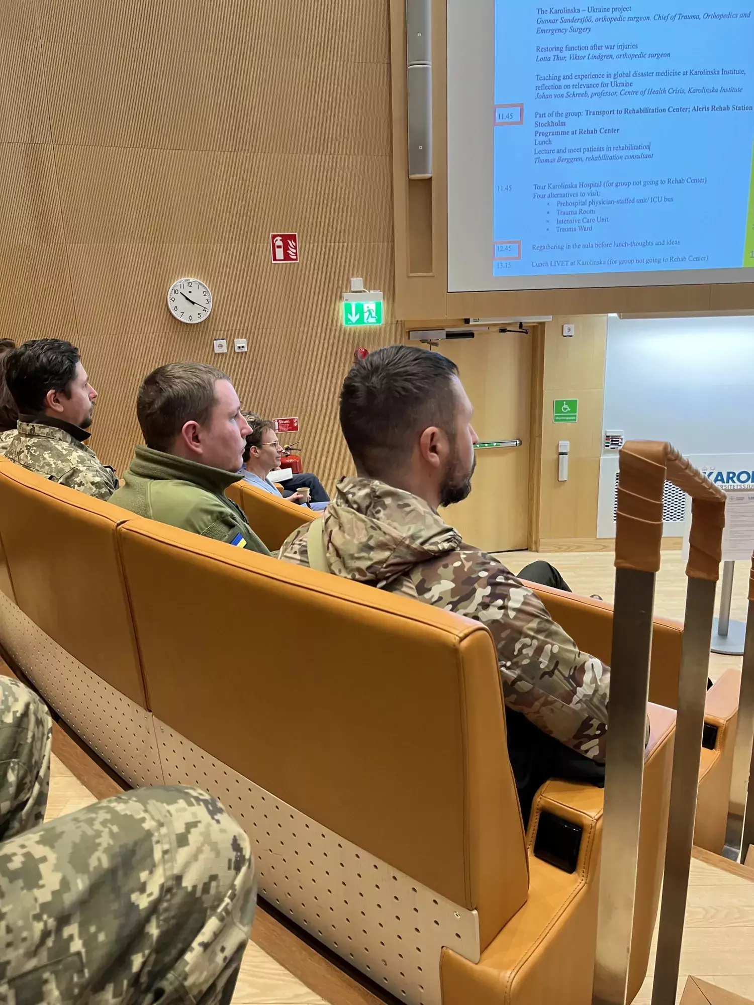Soldater i uniform i en aula