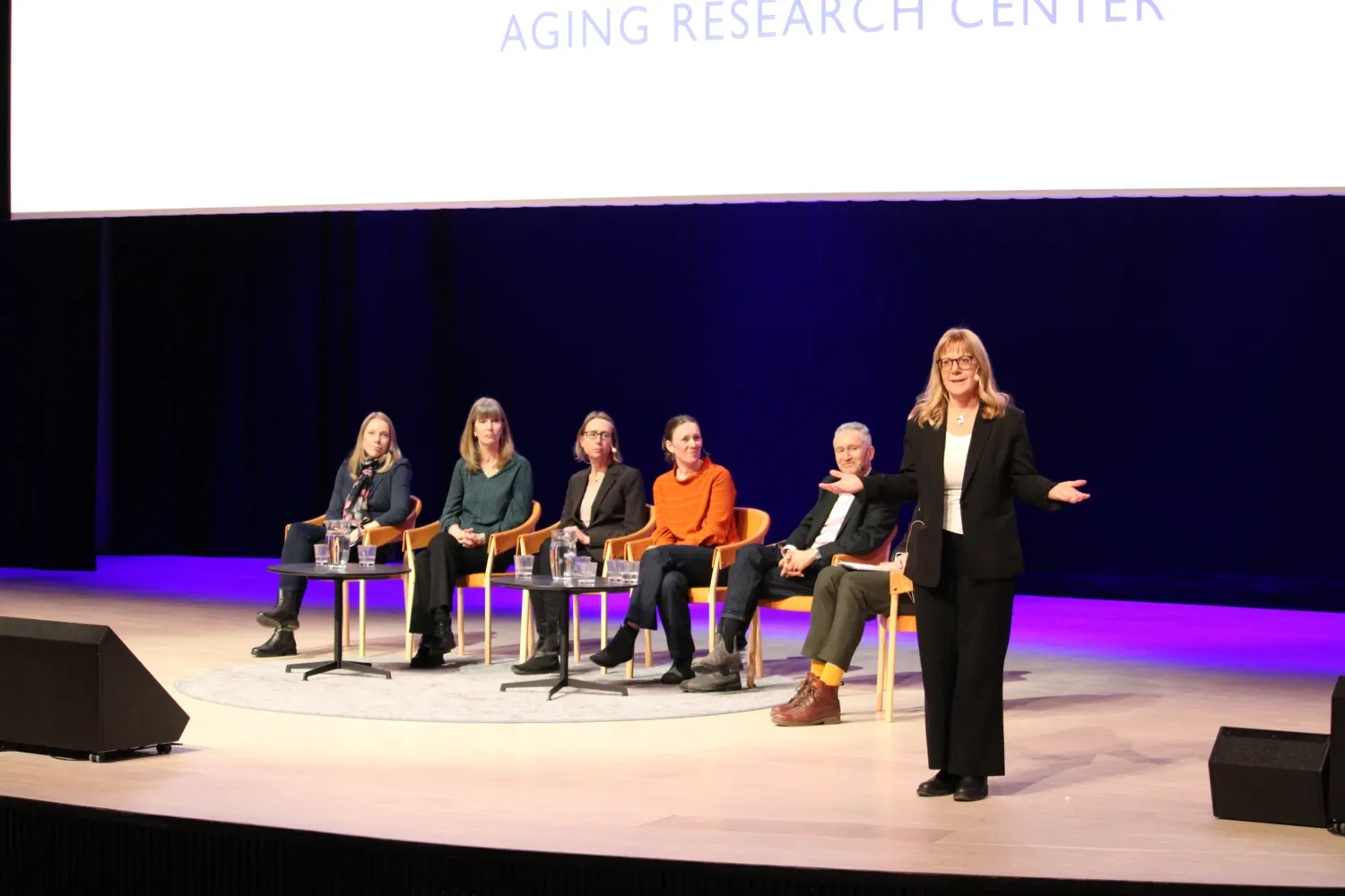 Flera av dagens medverkande sitter i panelen på scenen och Carin Lennartsson står och tackar.