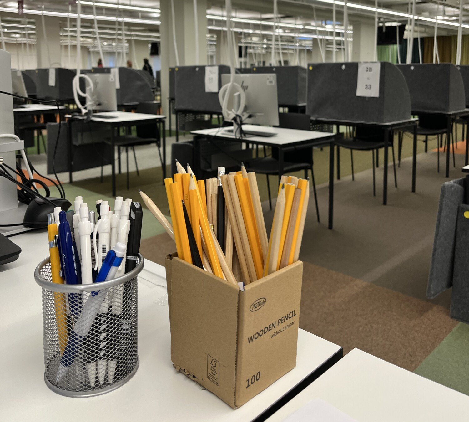 Inifrån en av KI:s skrivsalar med många datorer för skriftlig examination.