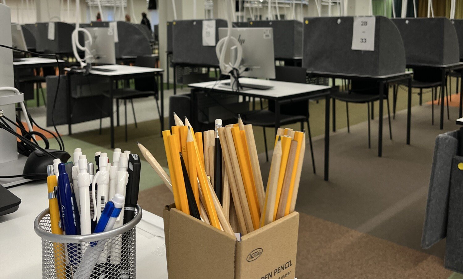 Inifrån en av KI:s skrivsalar med många datorer för skriftlig examination.