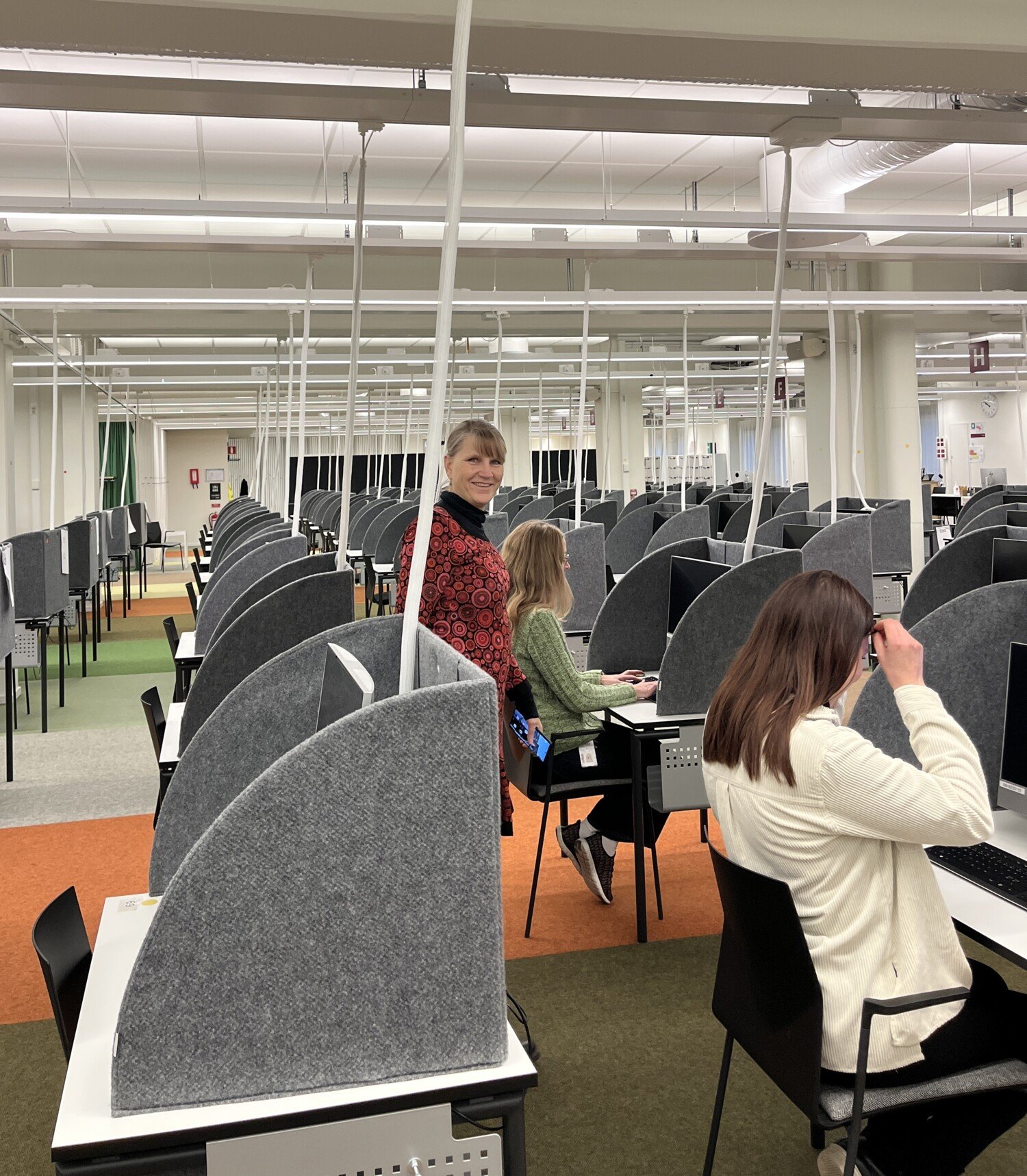 Inifrån en av KI:s skrivsalar med många datorer för skriftlig examination.