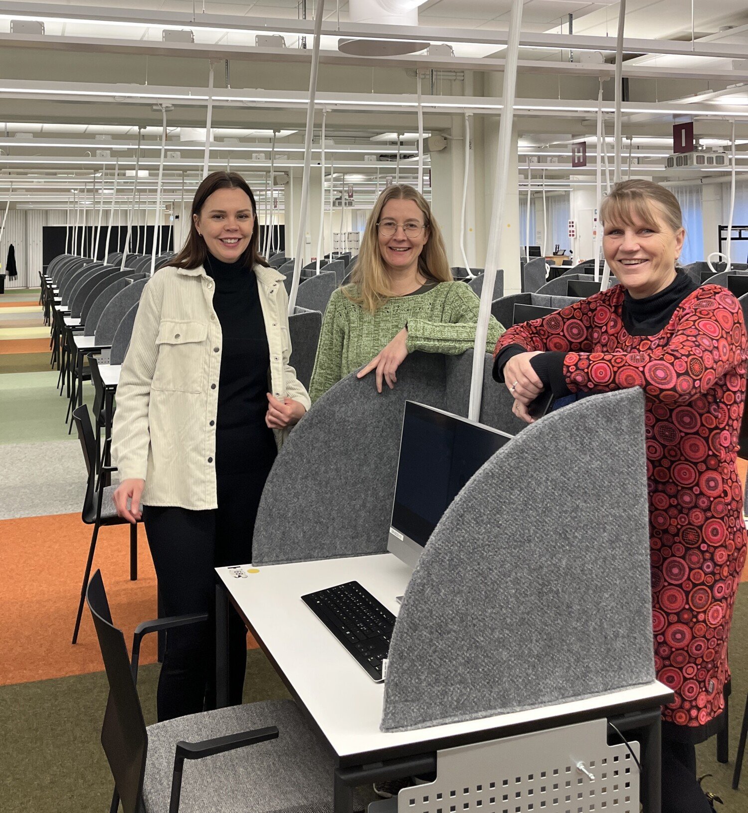 Inifrån en av KI:s skrivsalar med många datorer för skriftlig examination.