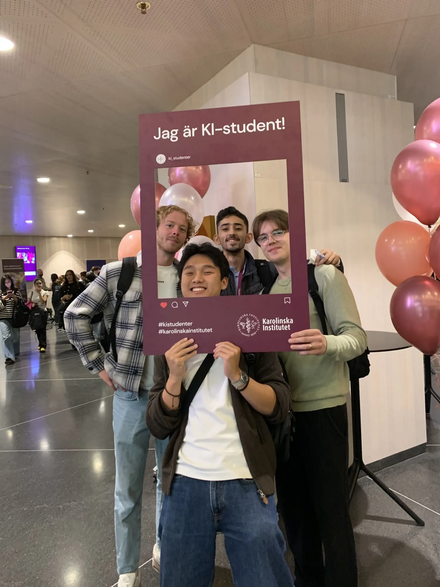 Fyra nya tandläkarstudenter tar bilder under välkomstdagen.
