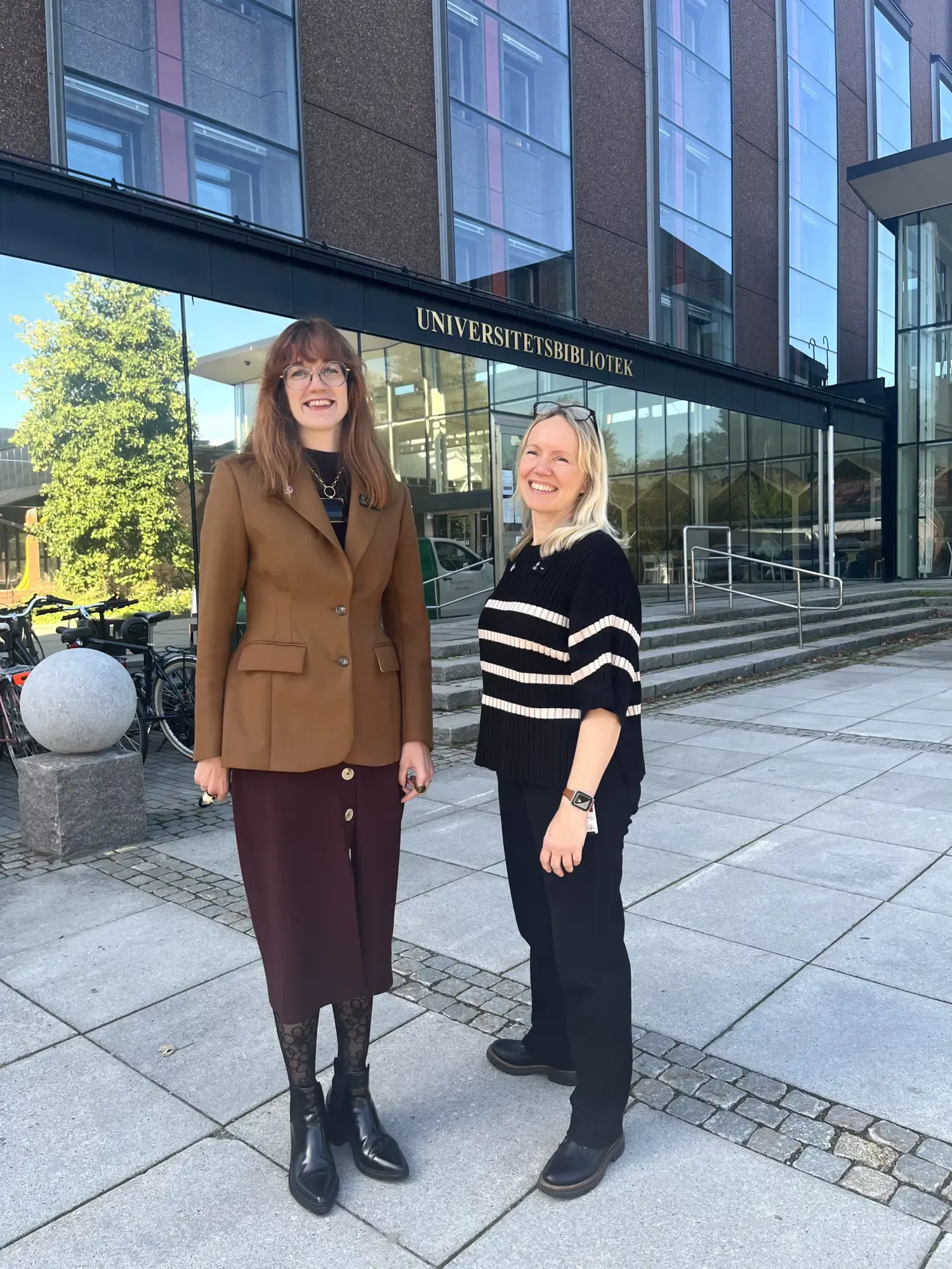 Hanna Frank och Ingrid Andersson utanför KI Universitetsbiblioteket