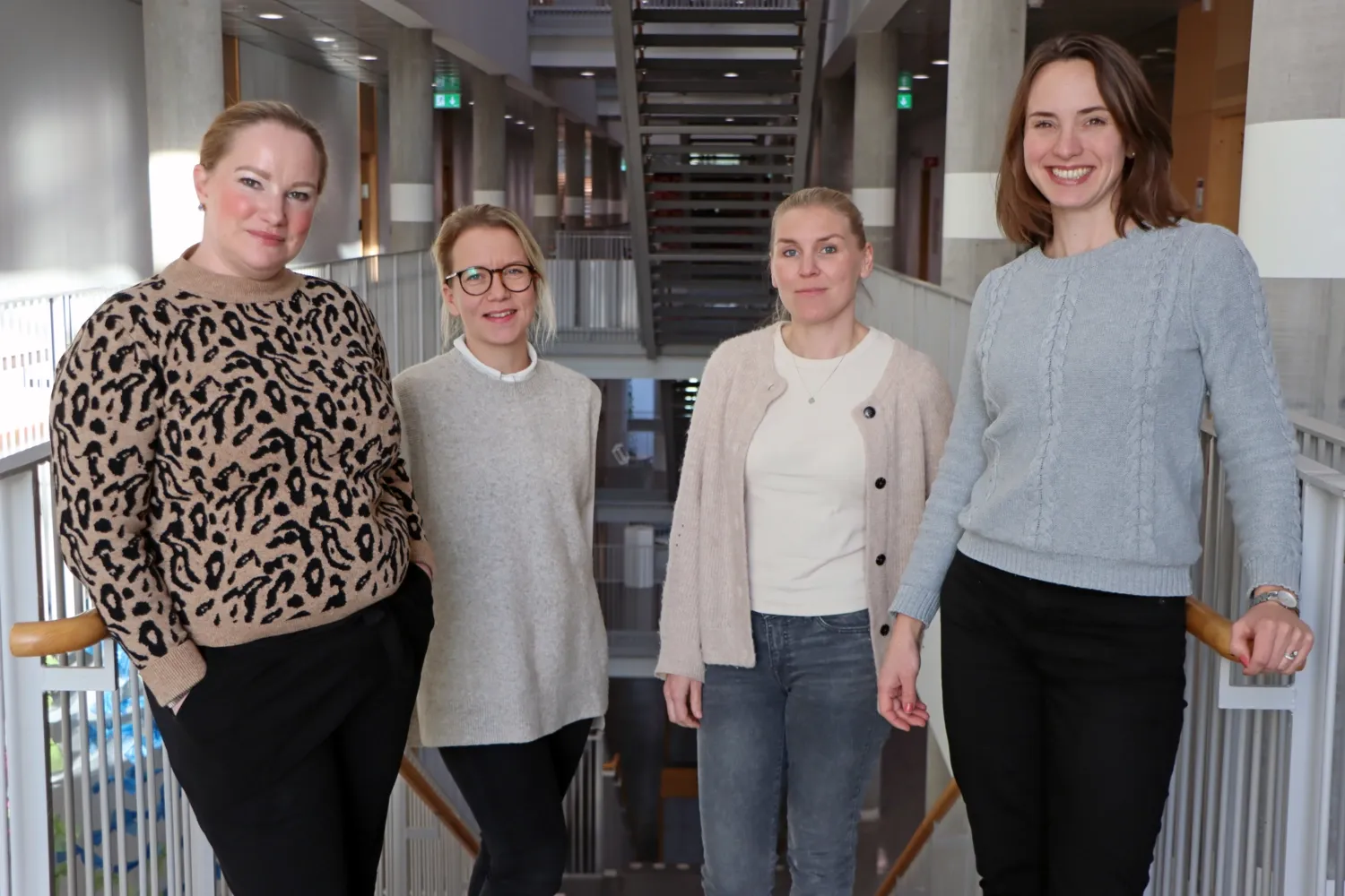 Gruppbild av HR-gruppen vid NVS stående i en trappa inne i ANA 23:, från vänster Liina Karlsson, Amanda Nyberg, Johanna Hillberg och Mona Hellstadius.