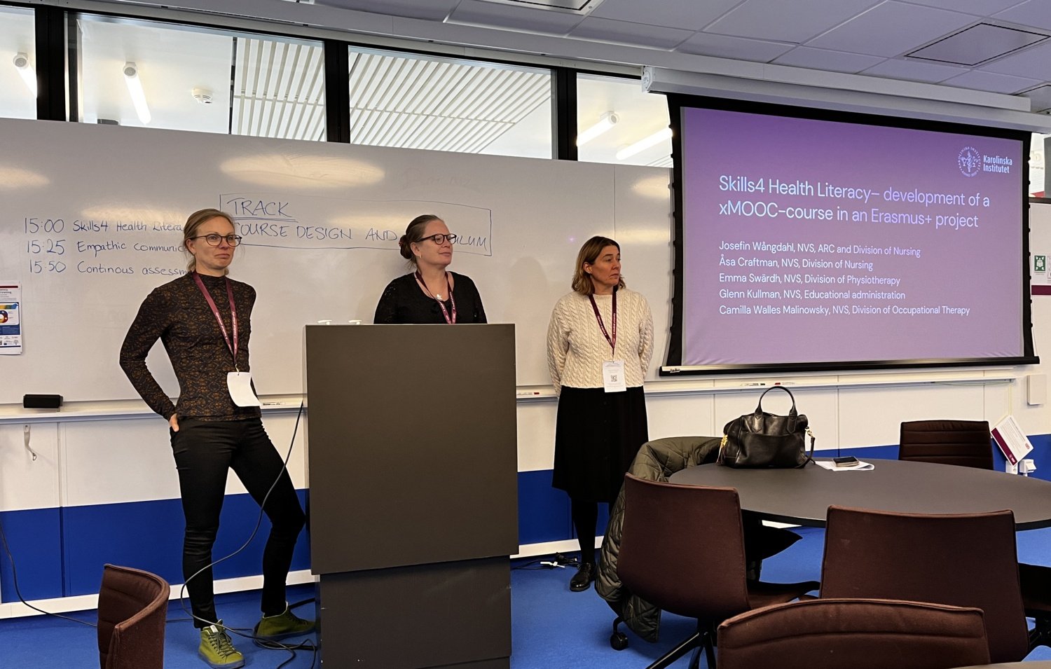 Josefin Wångdahl, Åsa Craftman och Camilla Malinowsky presenterar Skill4HL på KI:s utbildningskongress. De står framme vid ett podium.