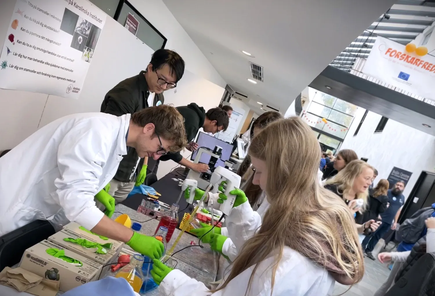 Pipetting competition and information about stem cells by StratRegen KI researchers at Forskarfredag 2023