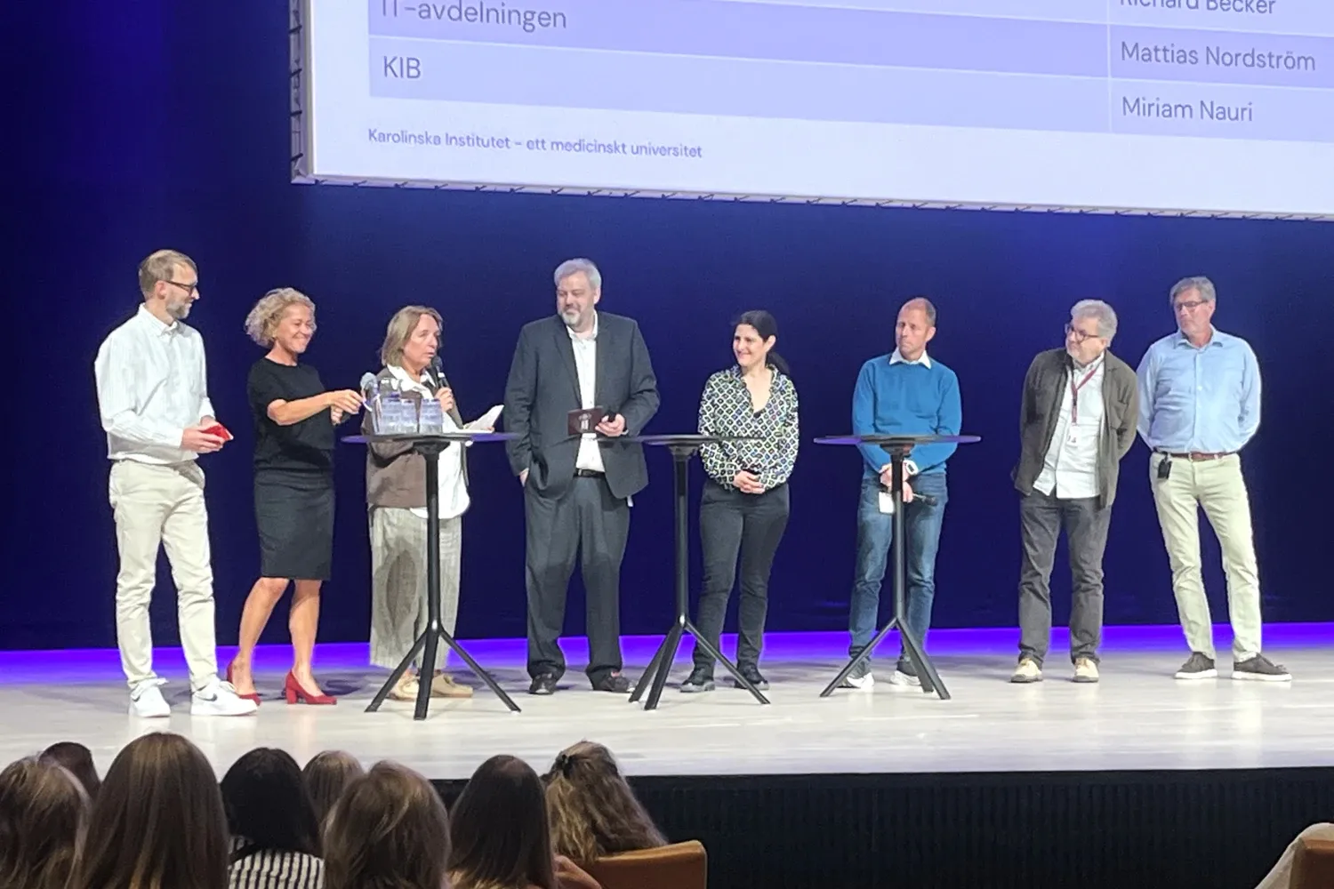 Tre kvinnor och fem män står på Aula Medicas scen och ser glada ut.