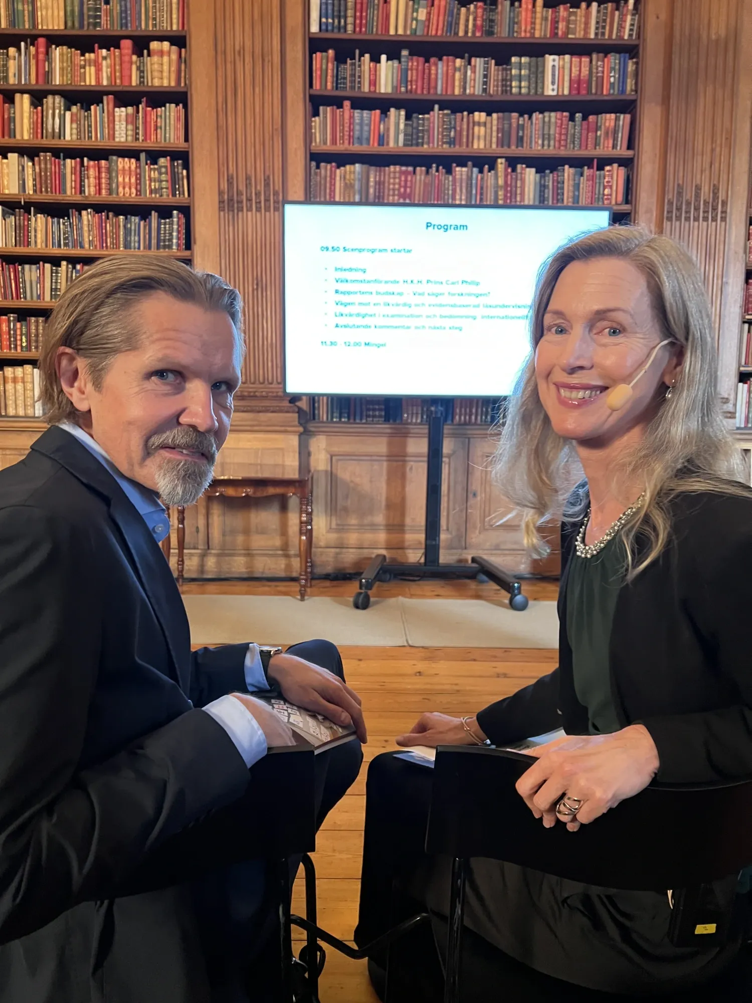 En man och en kvinna i ett bibliotek.