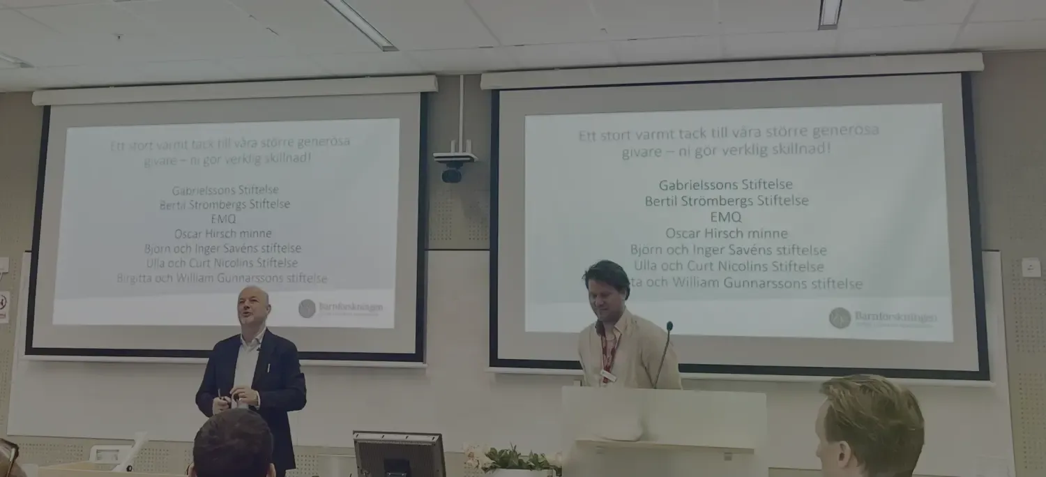 två män framför en presentation