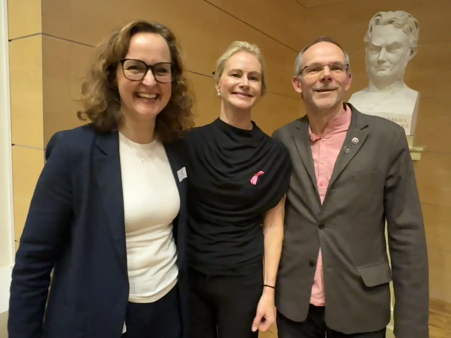 Kvinnlig forskare tar emot pris