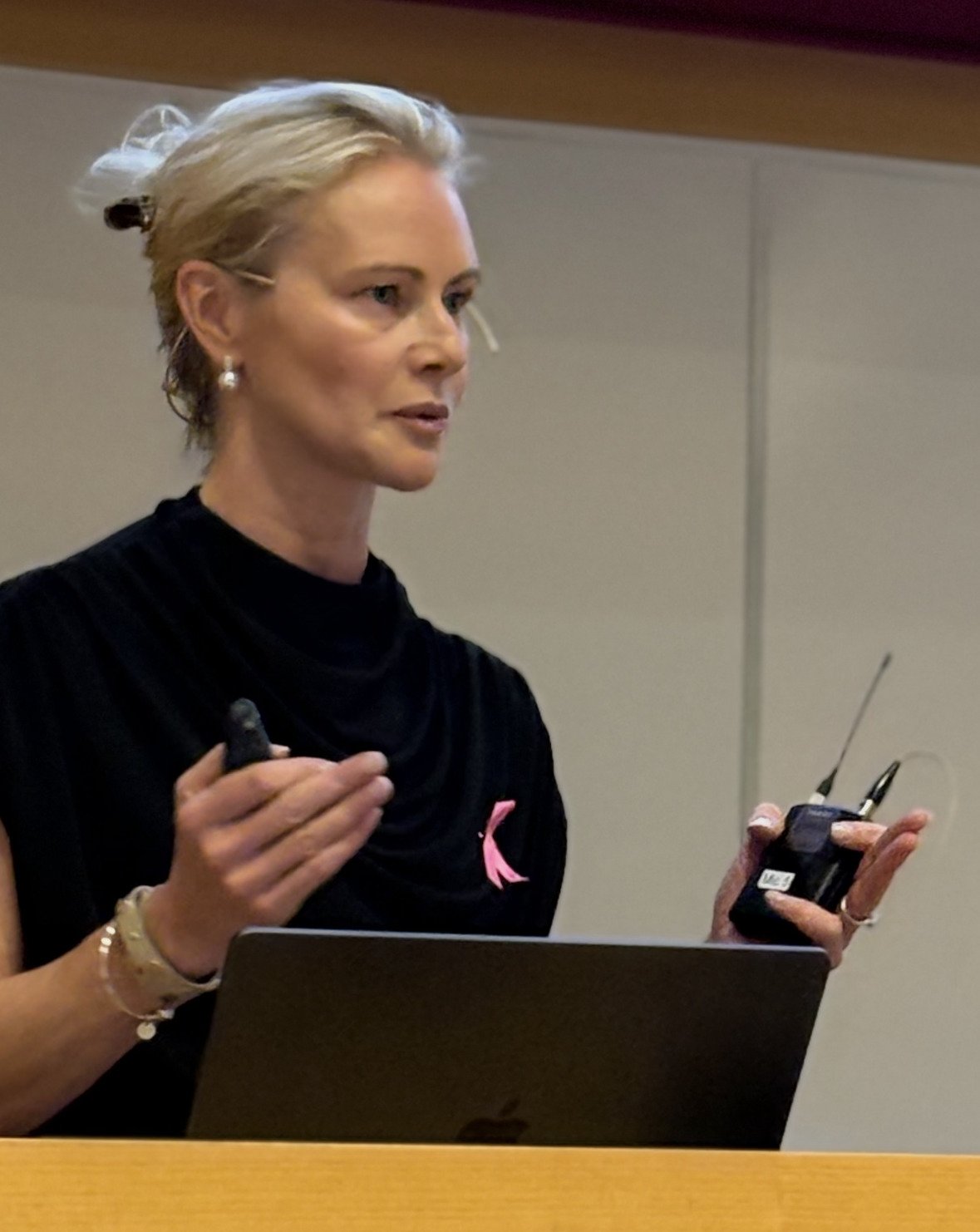 Kvinnlig forskare tar emot pris