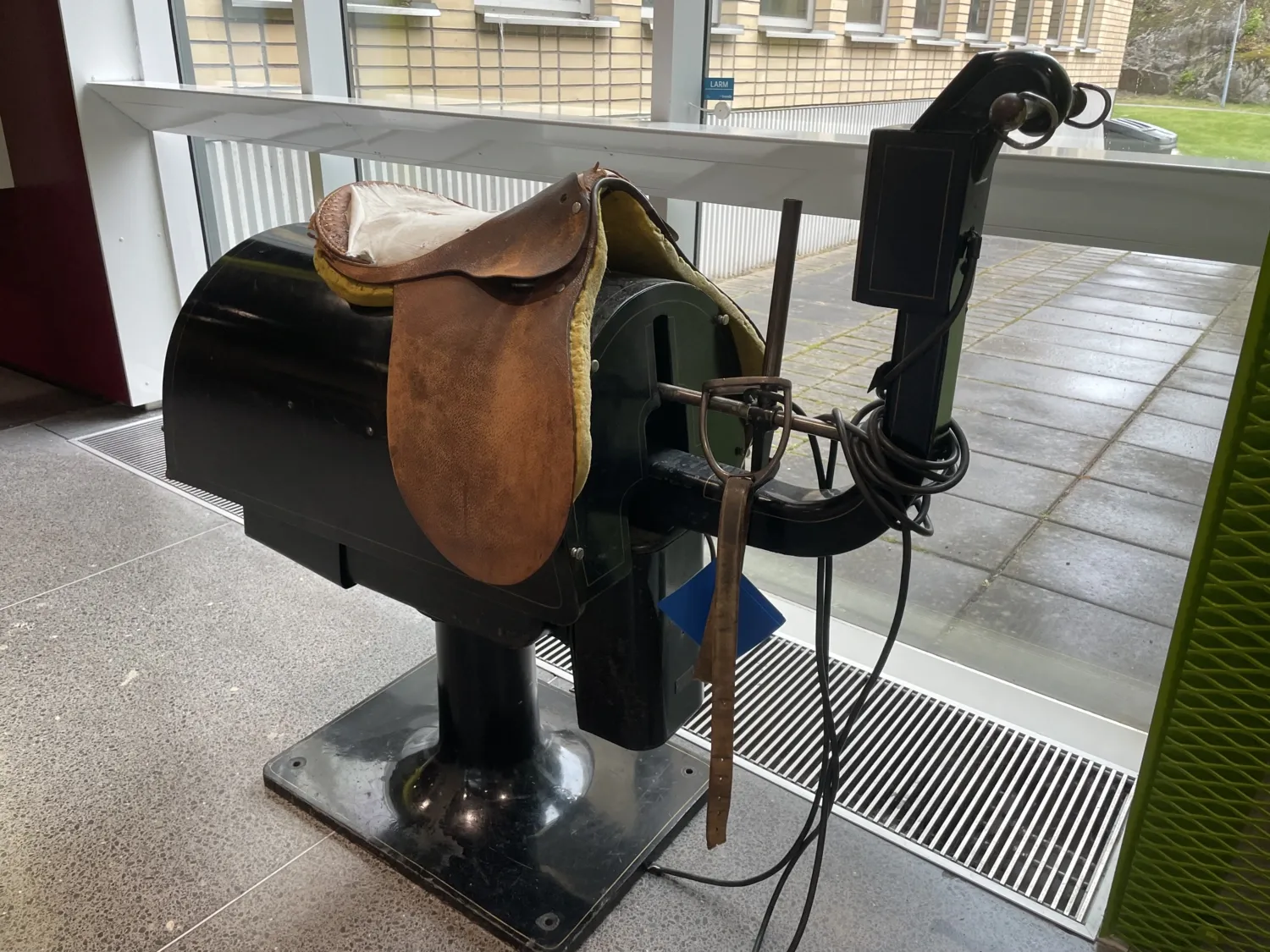 Historisk gymmaskin som står i entrén på ANA 23.