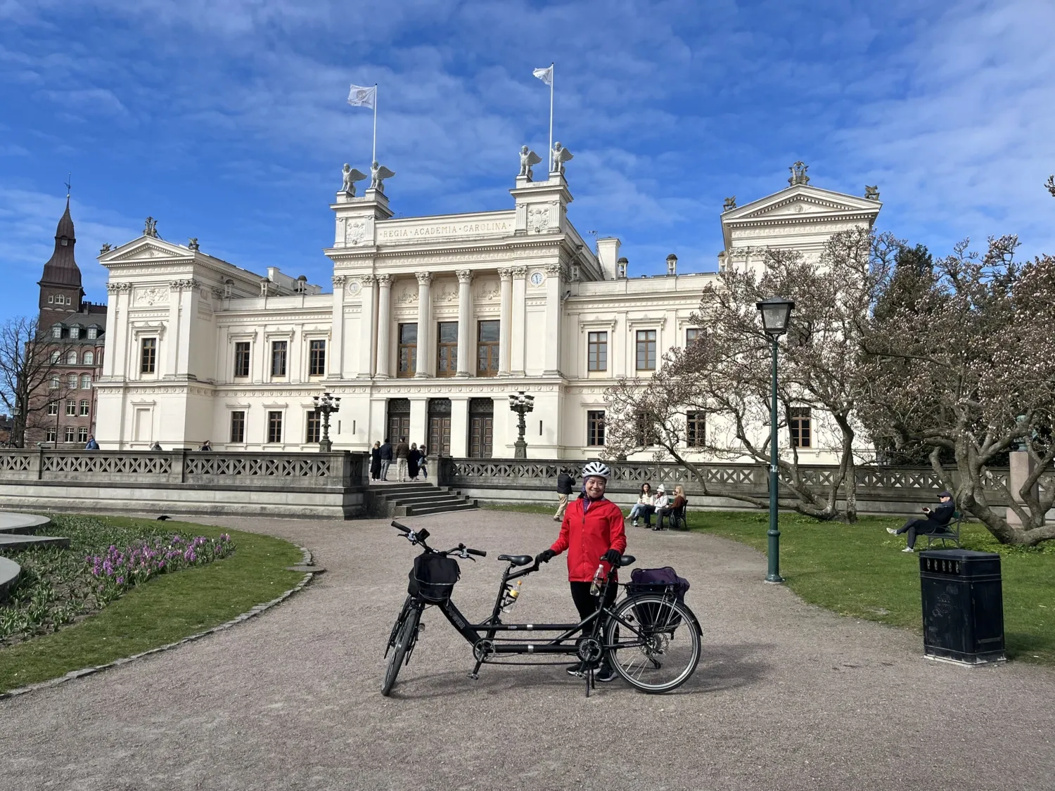 Oskar Jonsson står med sin tandemcykel parkerad bakom sig.