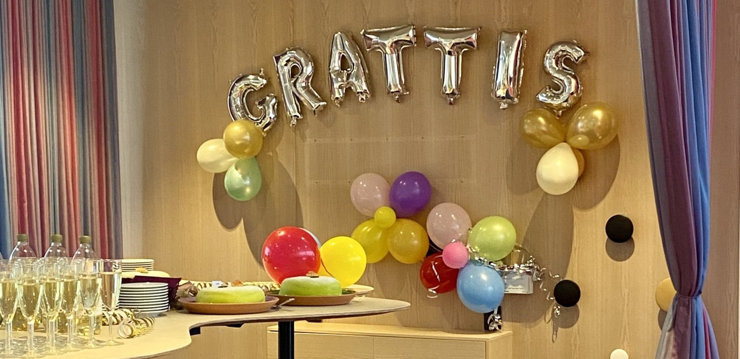 Ballonger och bubbel för att fira examen.